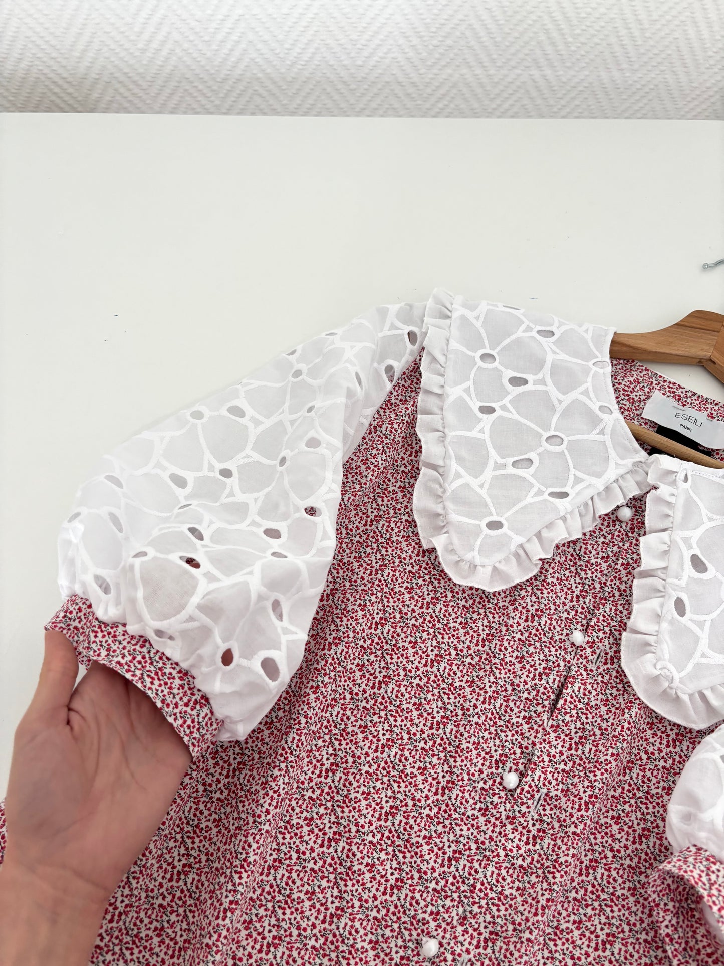 Col XL et broderie anglaise rouge fleuri
