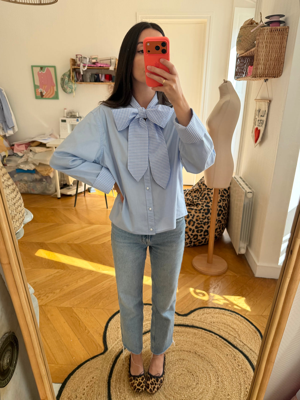 Blouse à noeud bleue et vichy