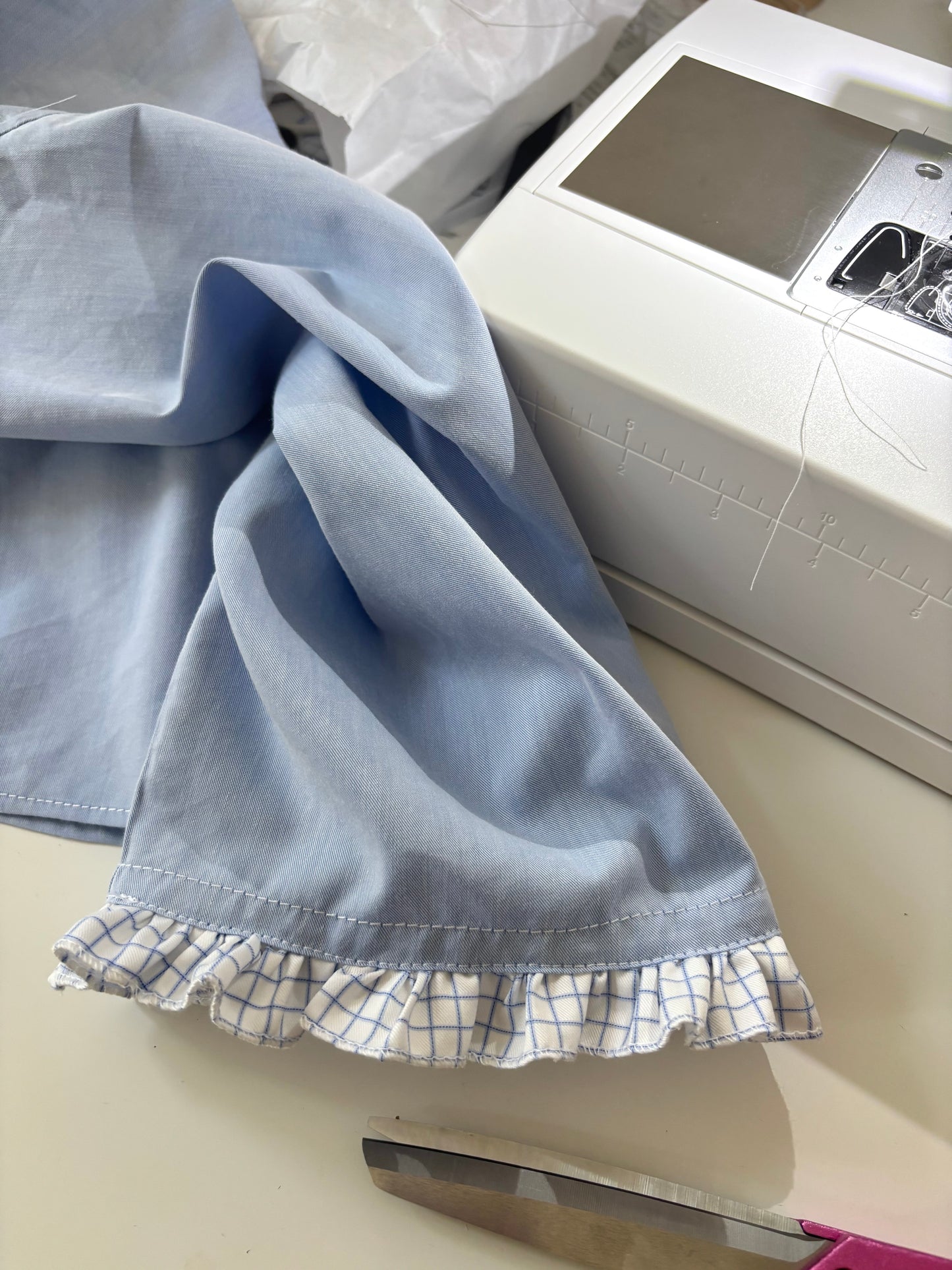 Blouse col à volant bleue