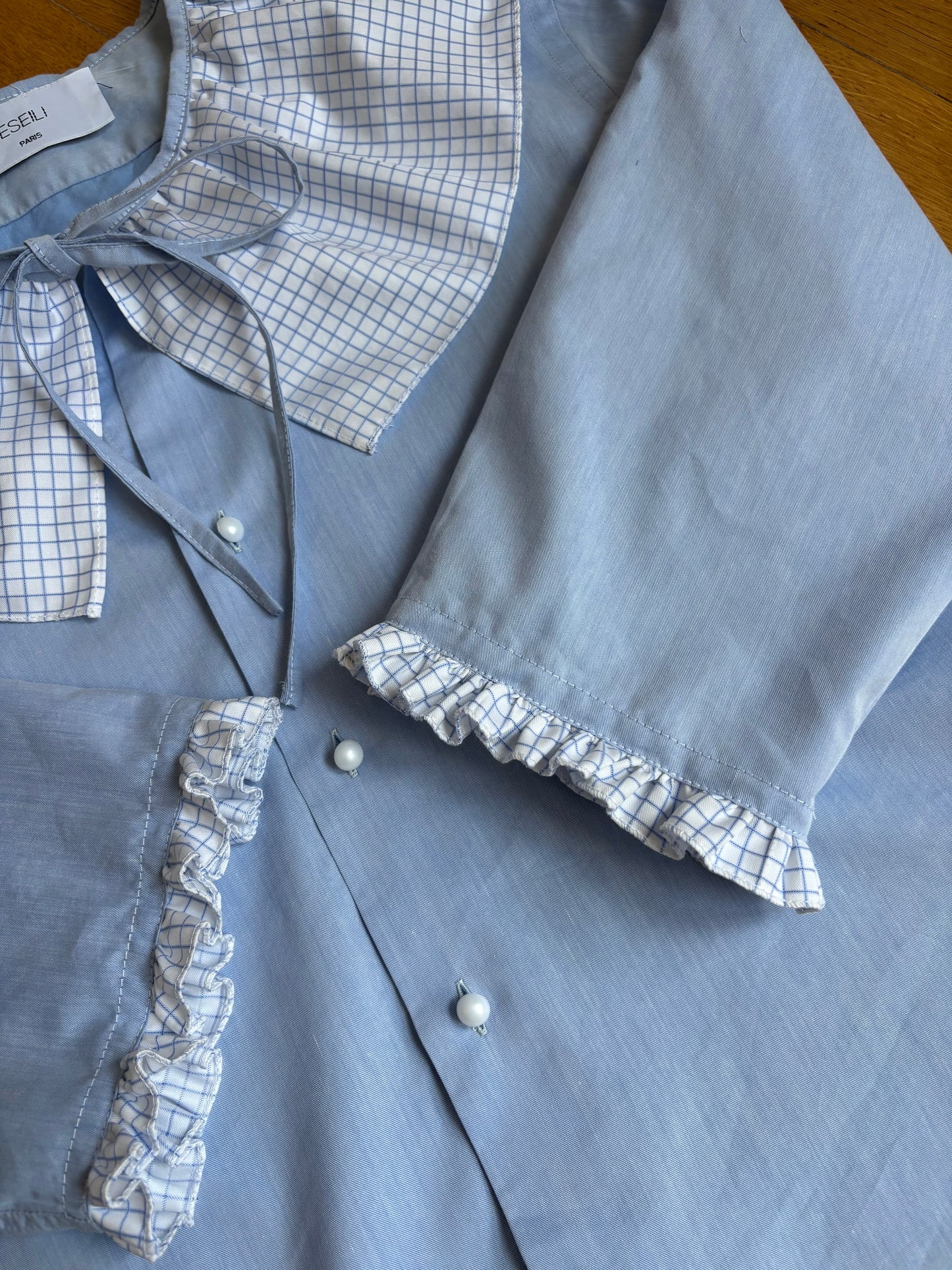 Blouse col à volant bleue