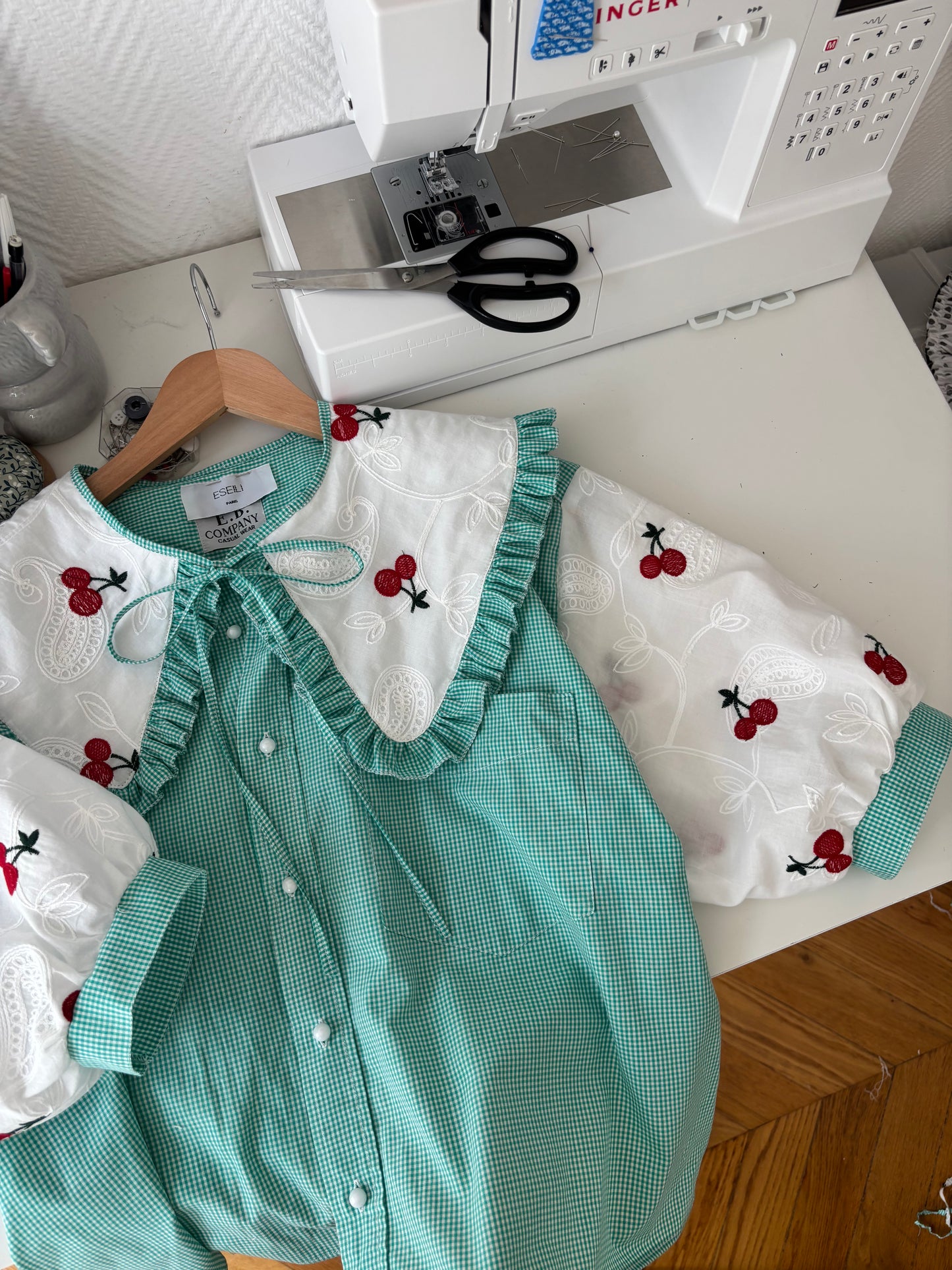 Blouse col XL et broderie cerise menthe à l'eau
