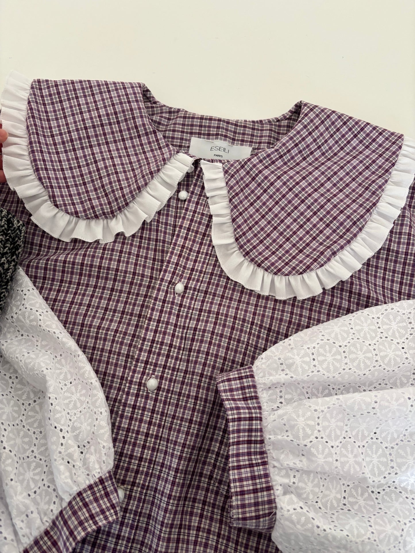 Col XL et broderie anlgaise à carreaux violet