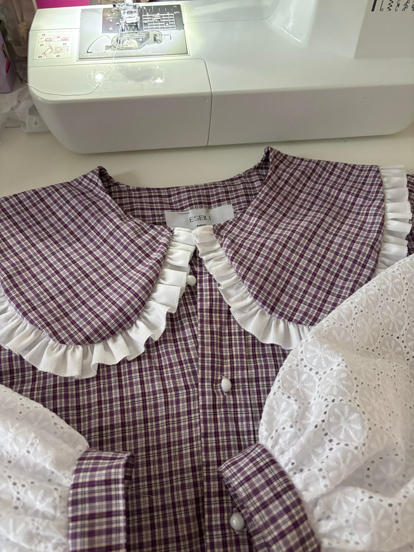 Col XL et broderie anlgaise à carreaux violet