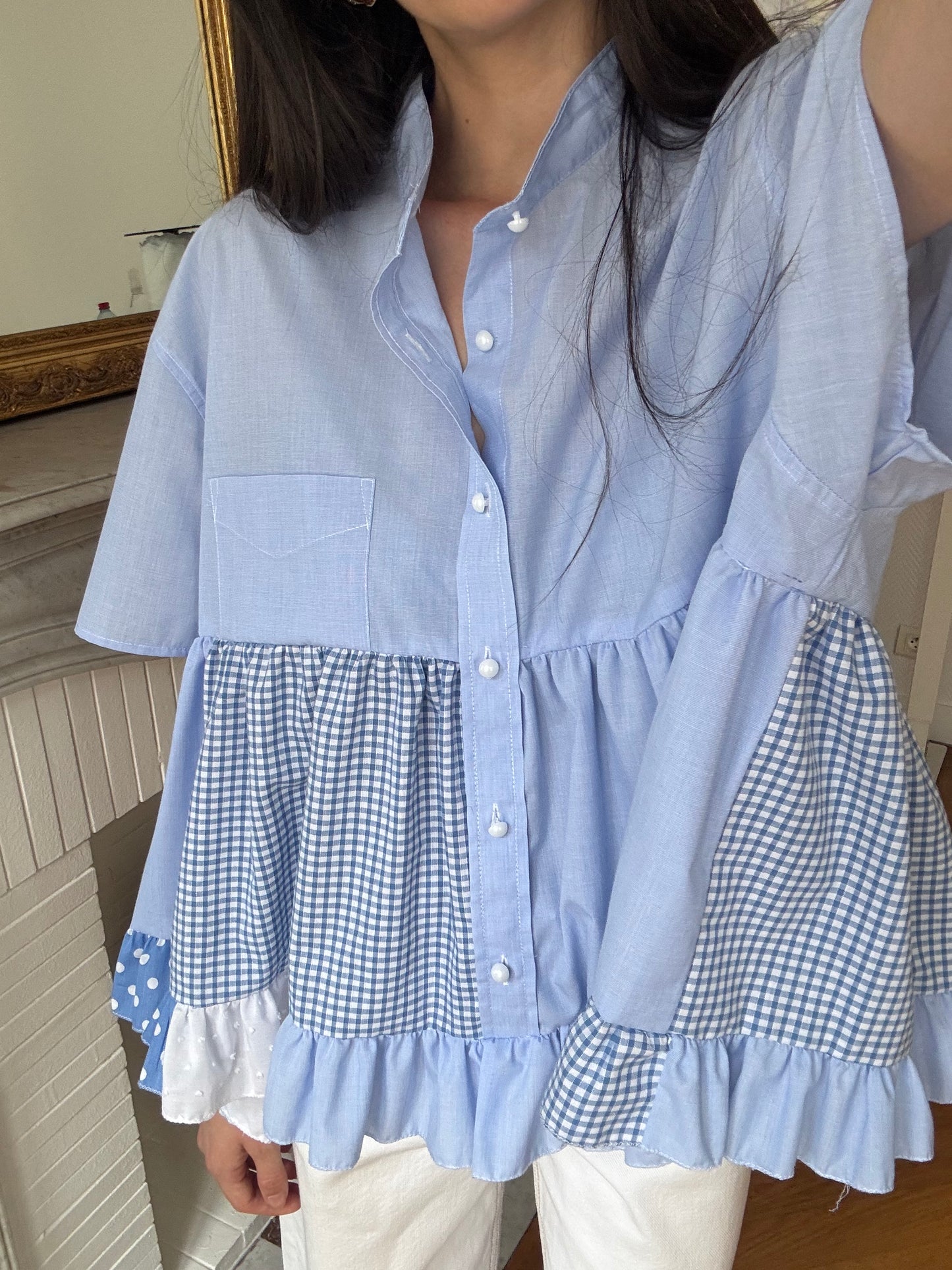 Blouse à volant bleue