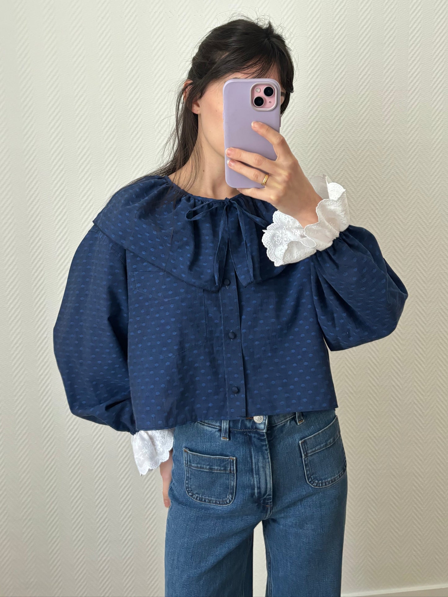 Col à volant bleu nuit à motifs