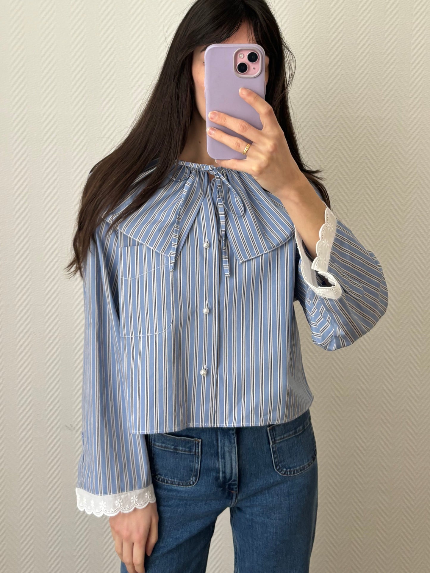 Col volant bleu rayé