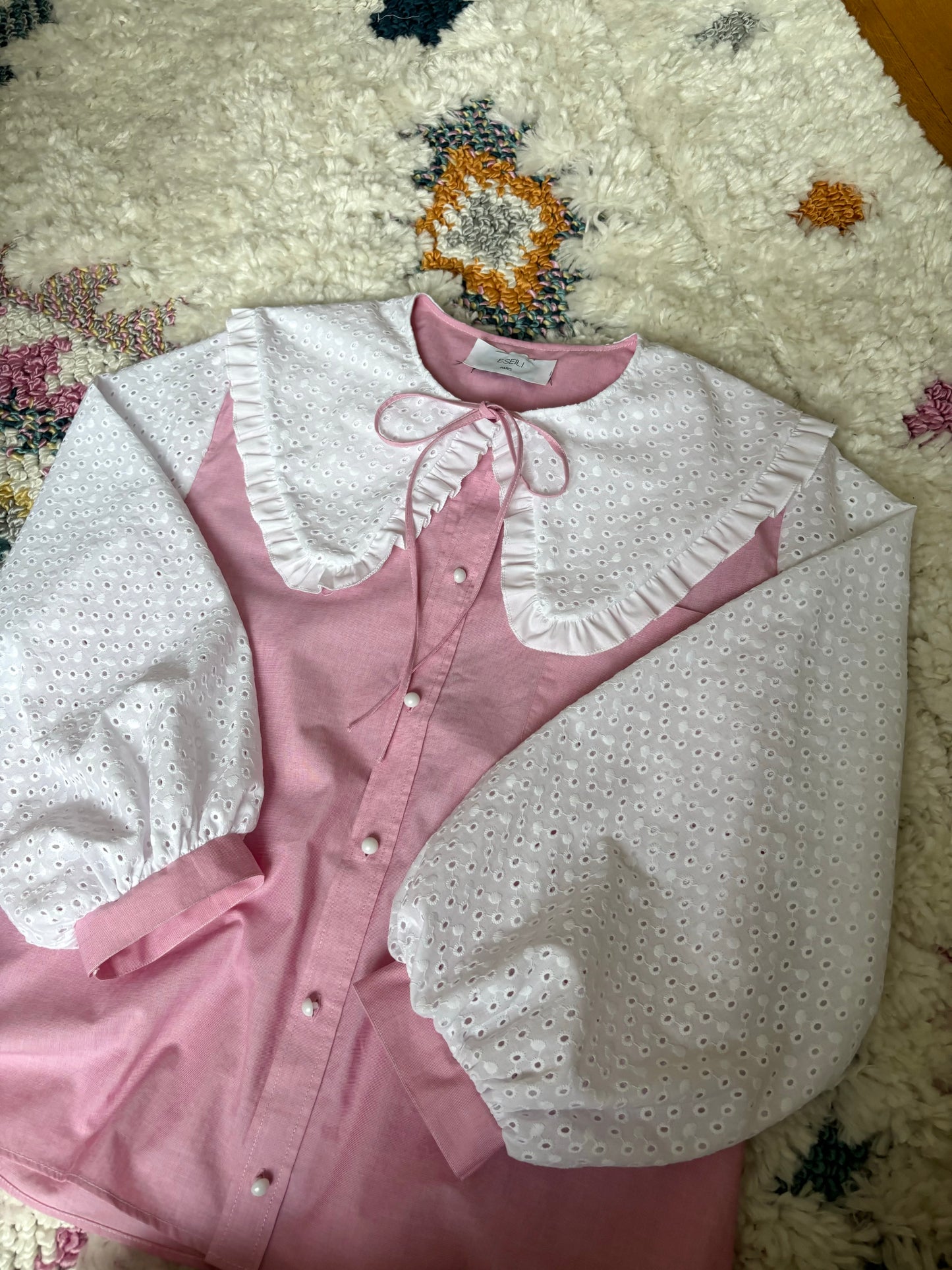 Col XL et broderie anglaise rose