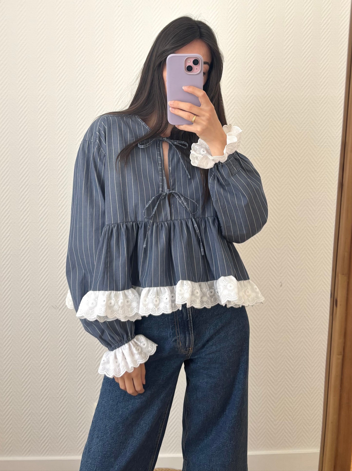 Blouse à noeuds et volant rayée