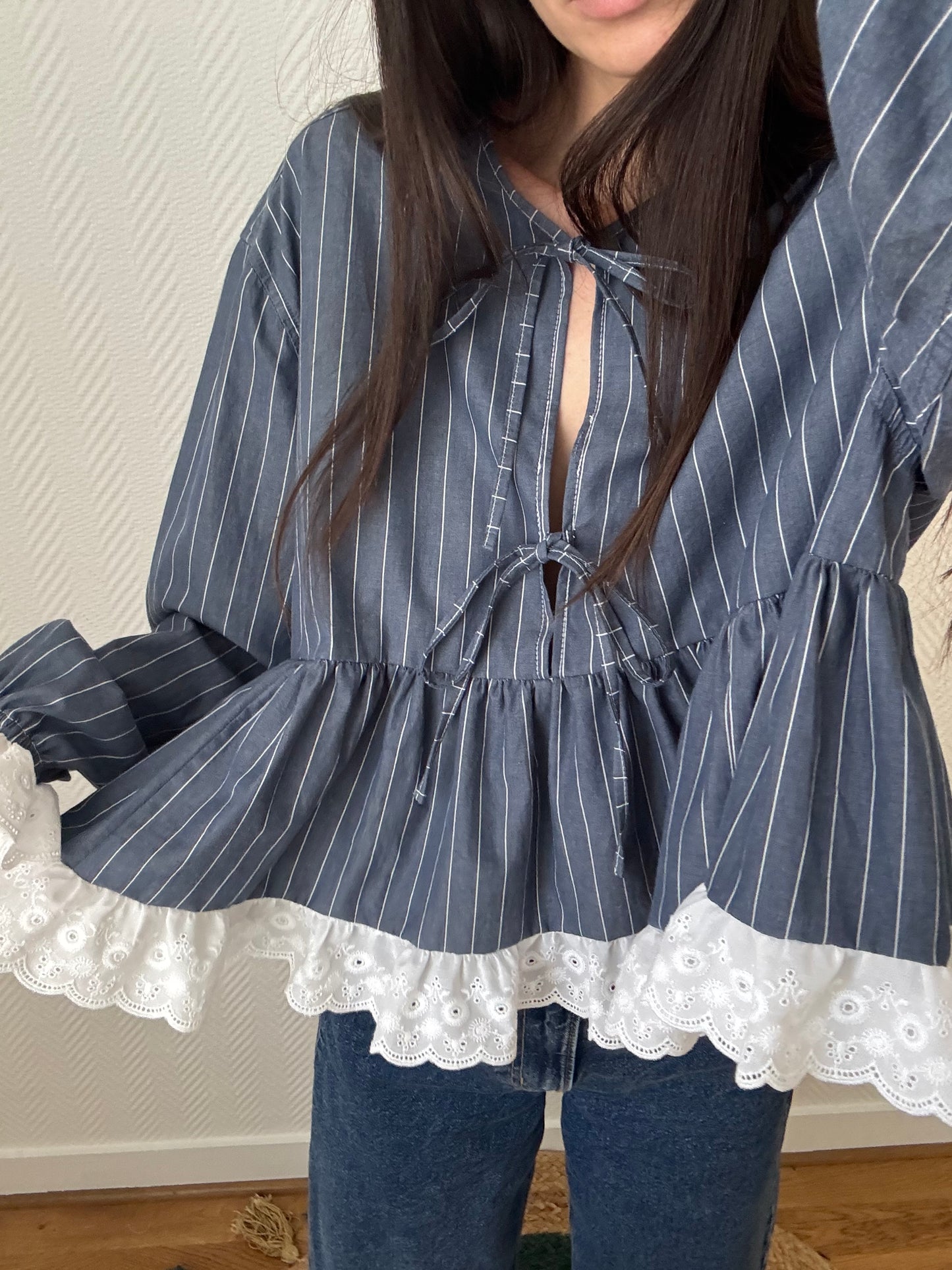 Blouse à noeuds et volant rayée