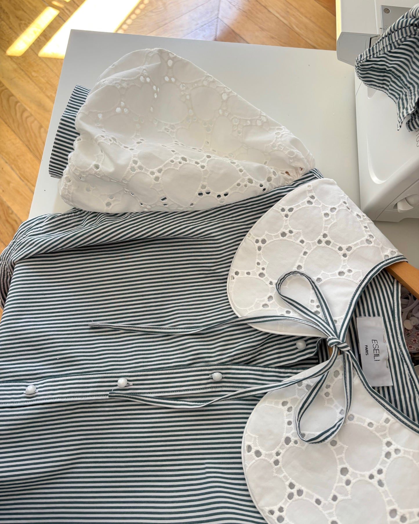Col XL et broderie anglaise coeur