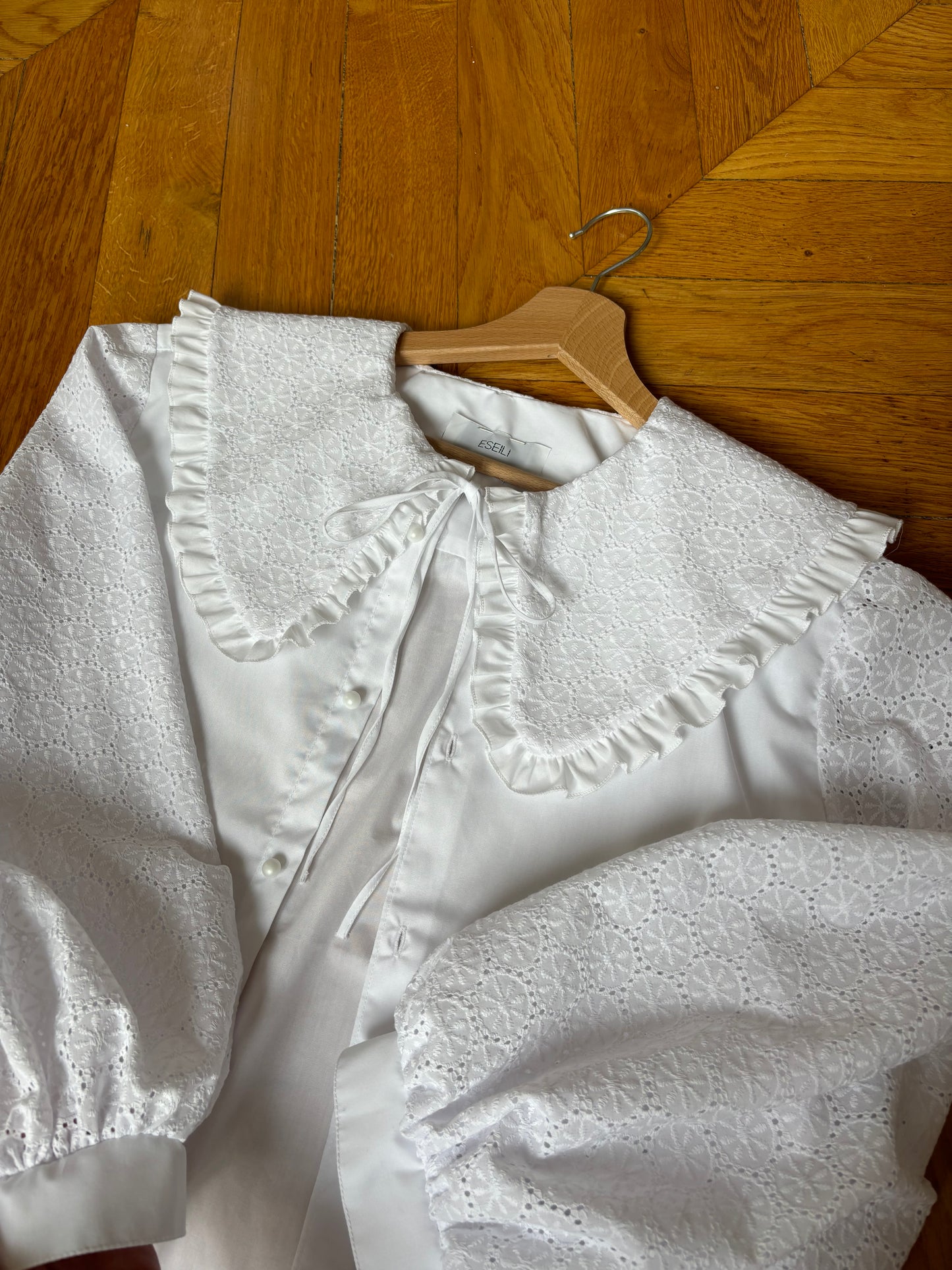 Col XL et broderie anglaise blanche