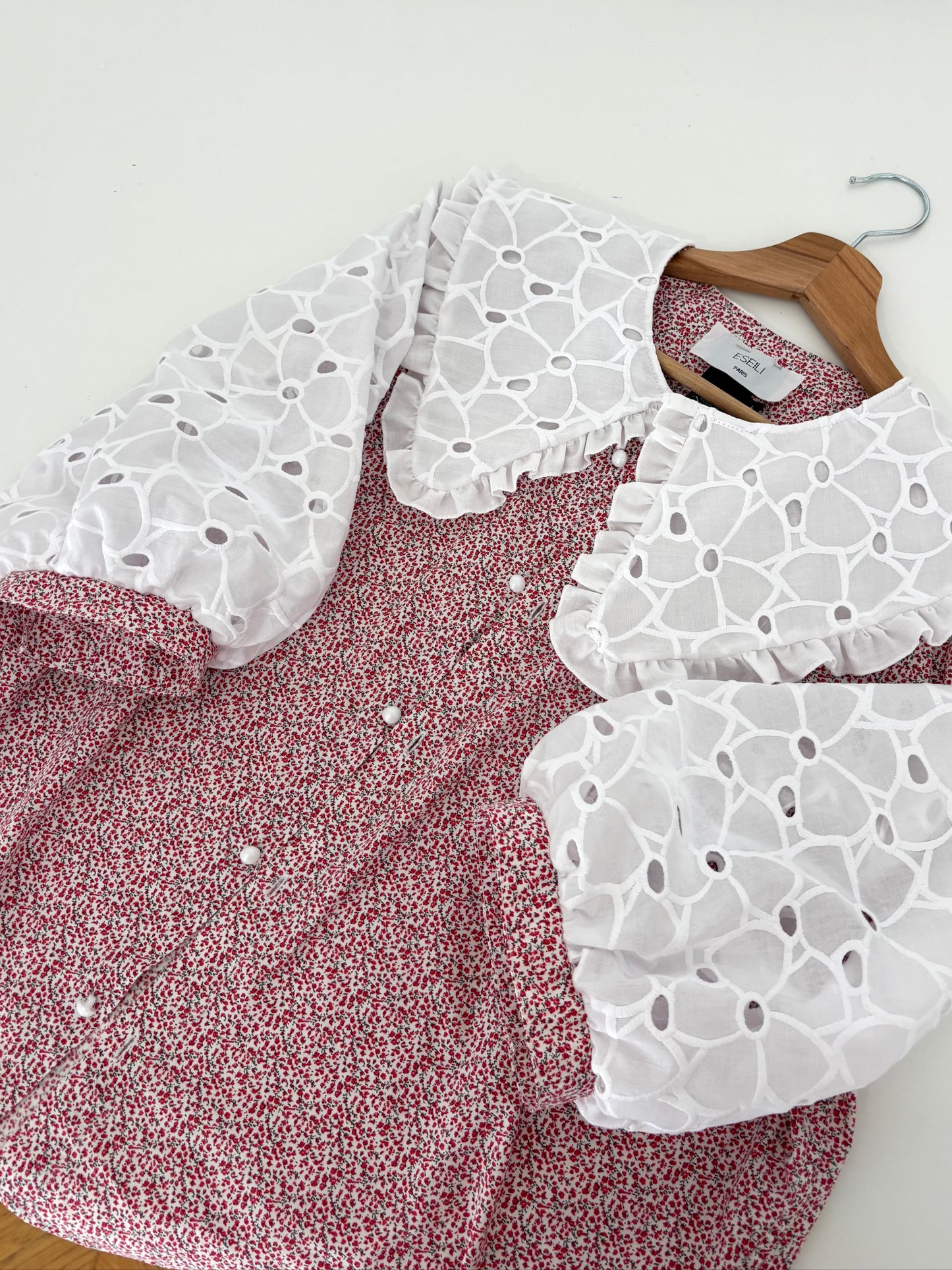 Col XL et broderie anglaise rouge fleuri