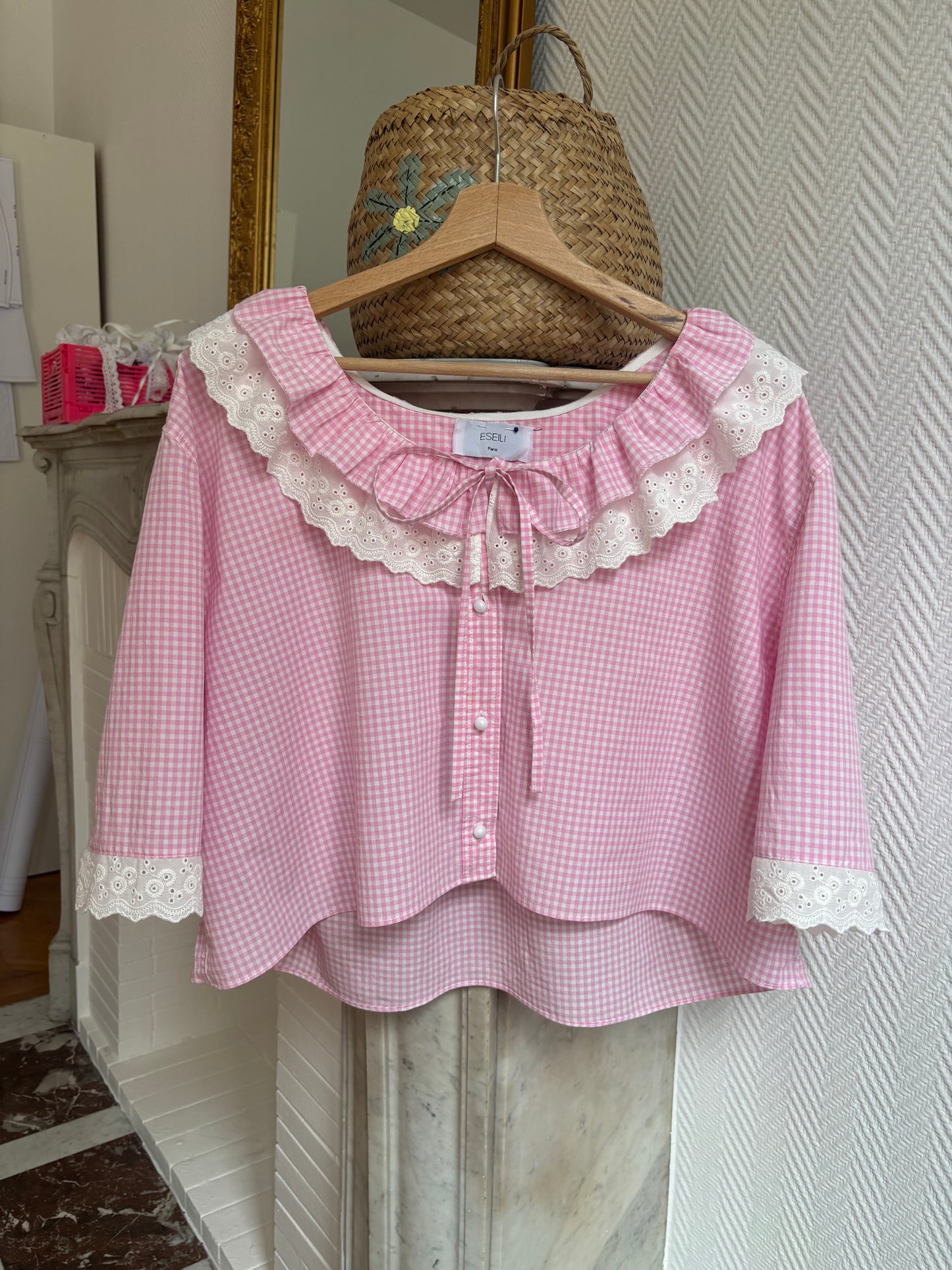 Blouse à froufrou vichy rose