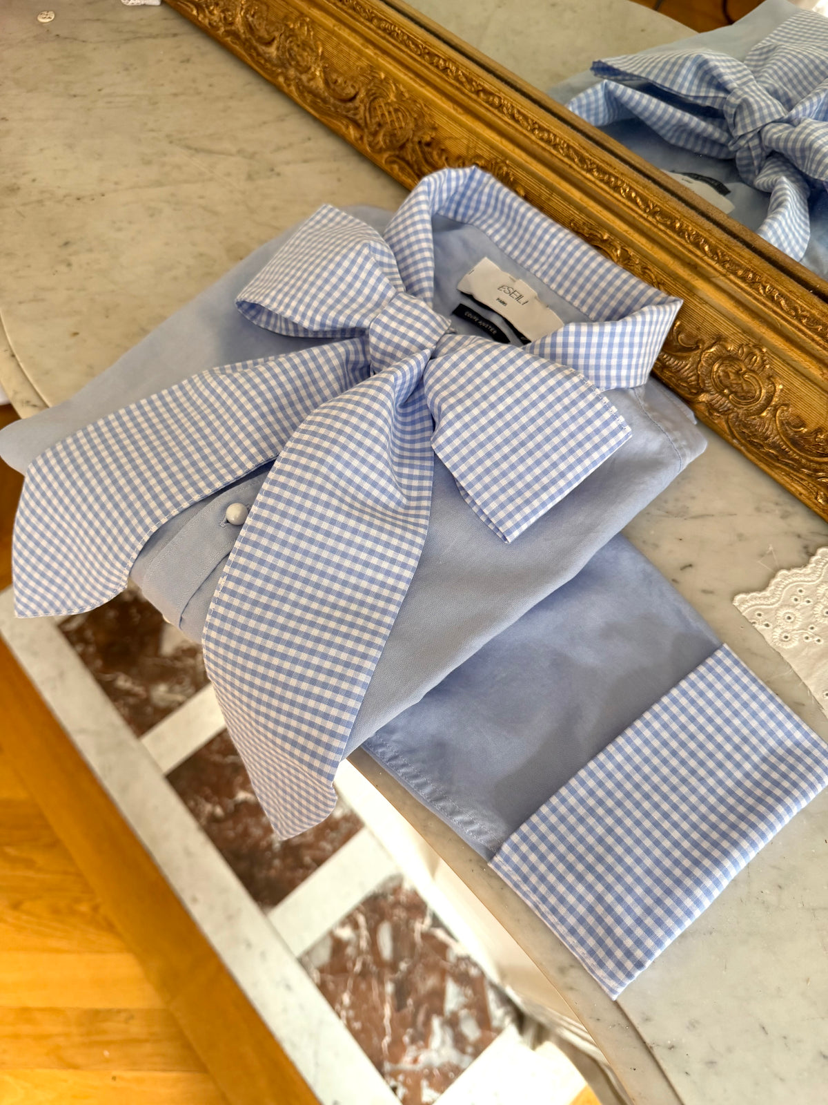 Blouse à noeud bleue et vichy