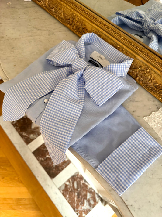 Blouse à noeud bleue et vichy