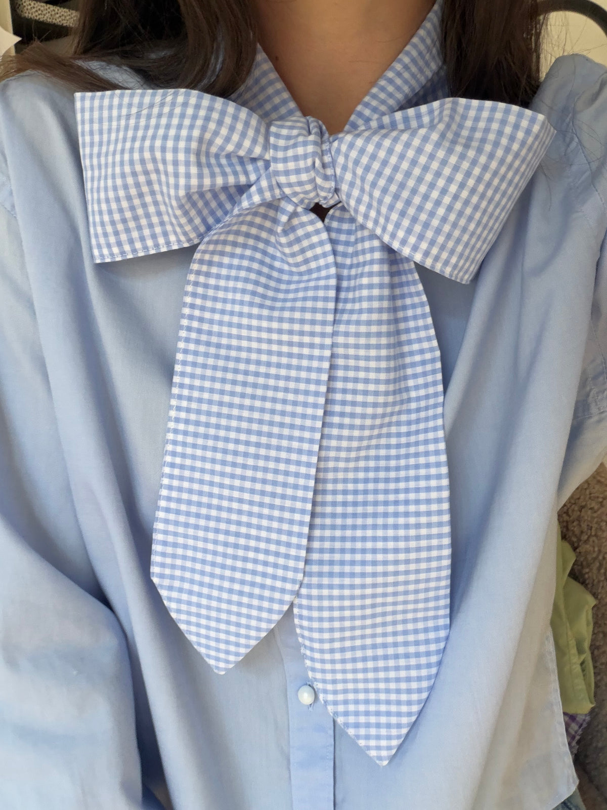 Blouse à noeud bleue et vichy