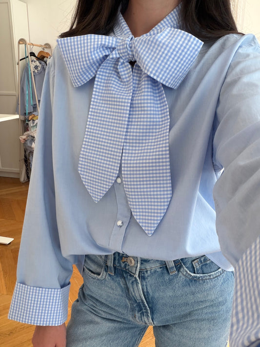 Blouse à noeud bleue et vichy