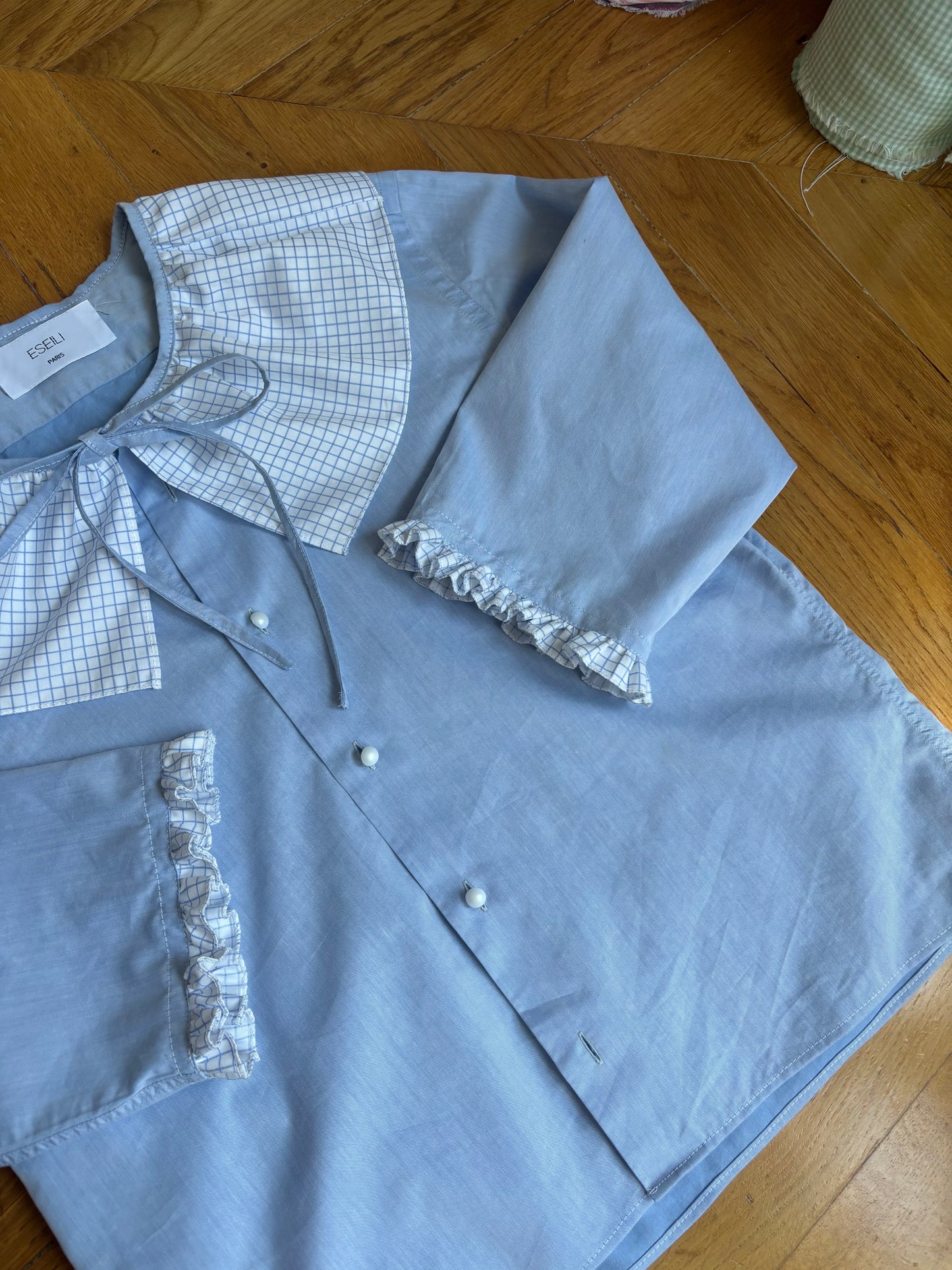 Blouse col à volant bleue