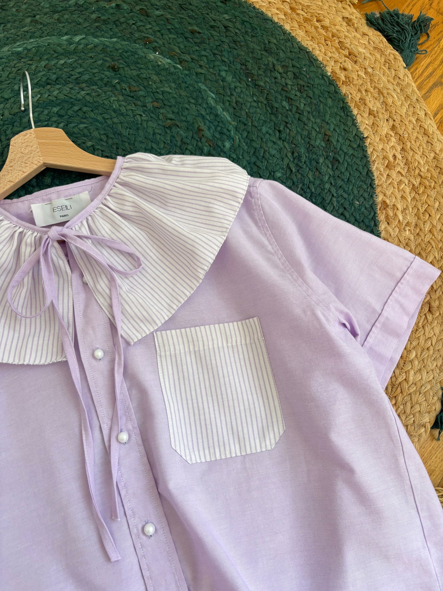 Blouse col à volant lila