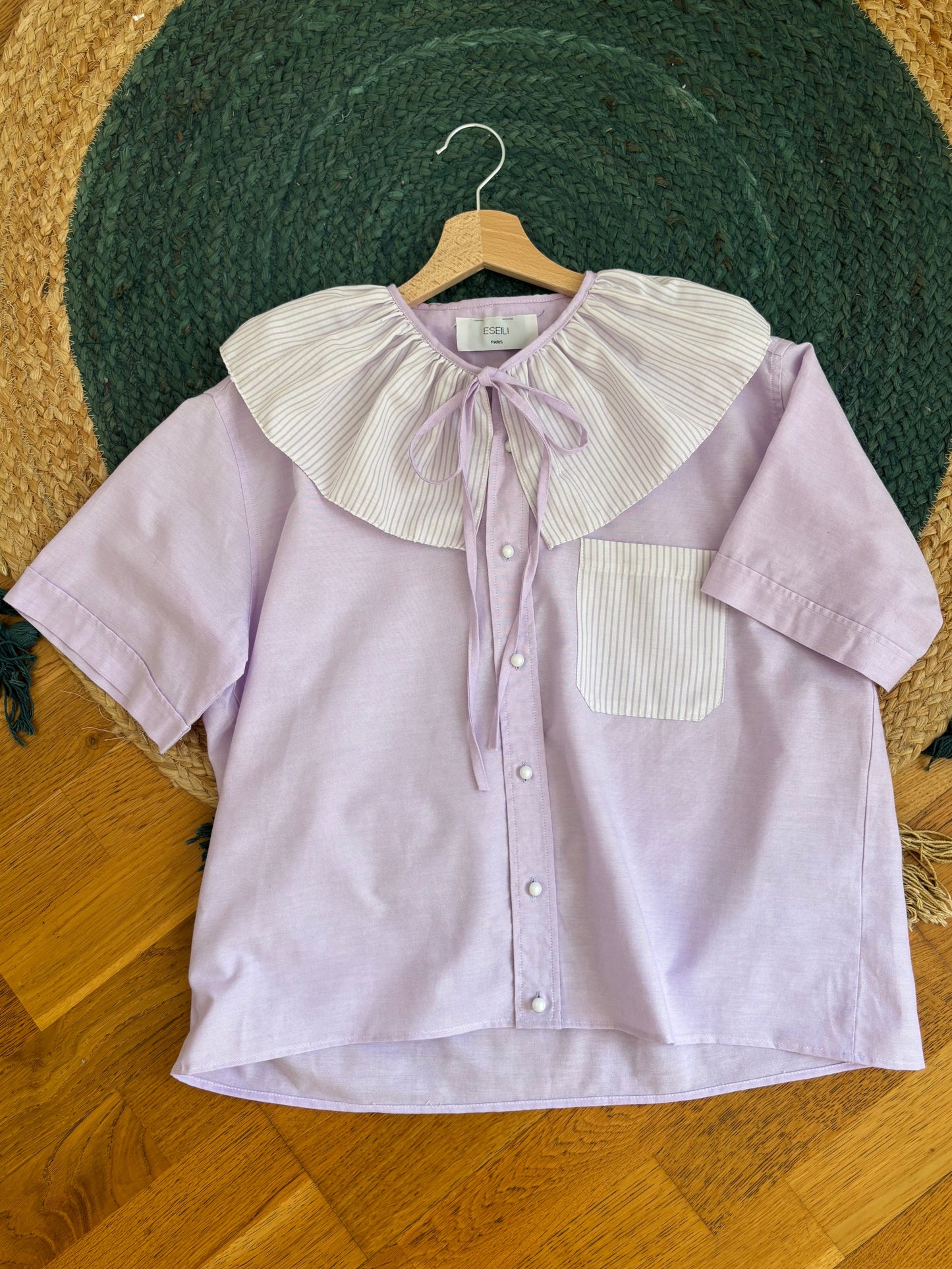 Blouse col à volant lila