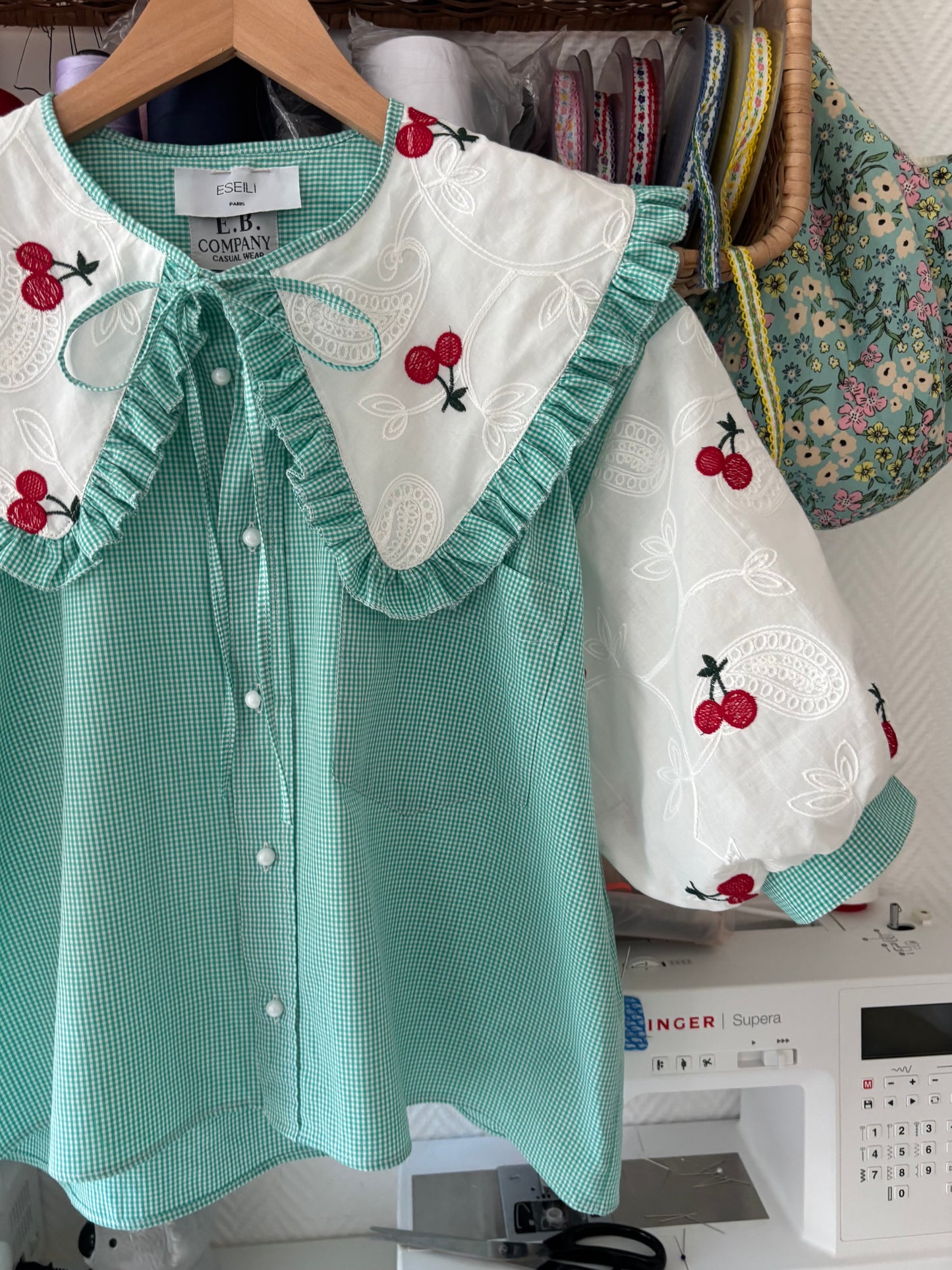 Blouse col XL et broderie cerise menthe à l'eau