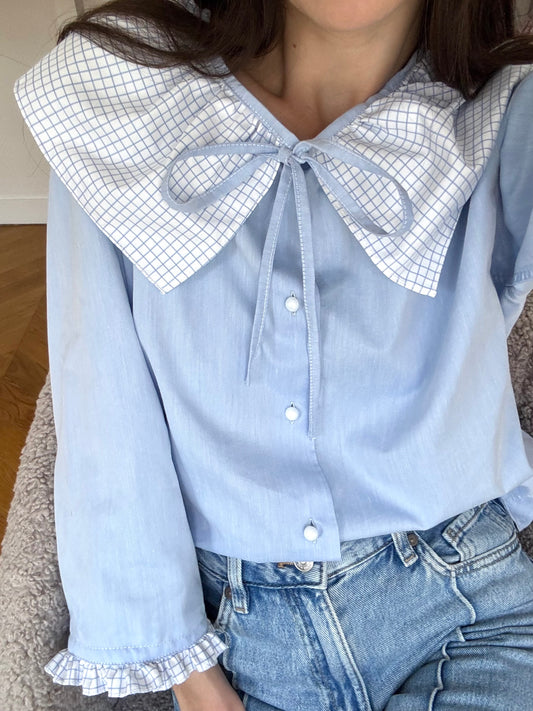Blouse col à volant bleue