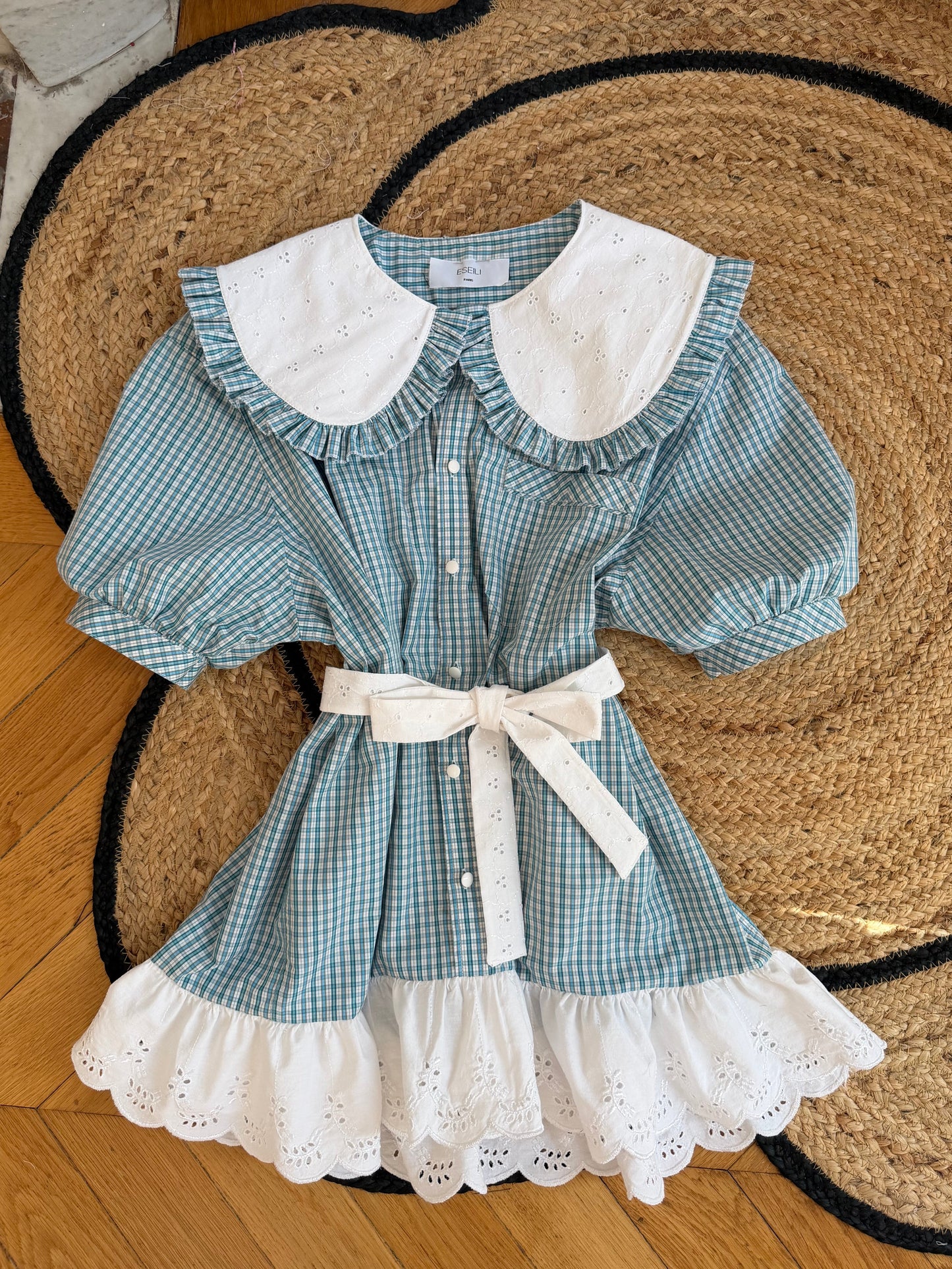 Robe babydoll à carreaux et broderie
