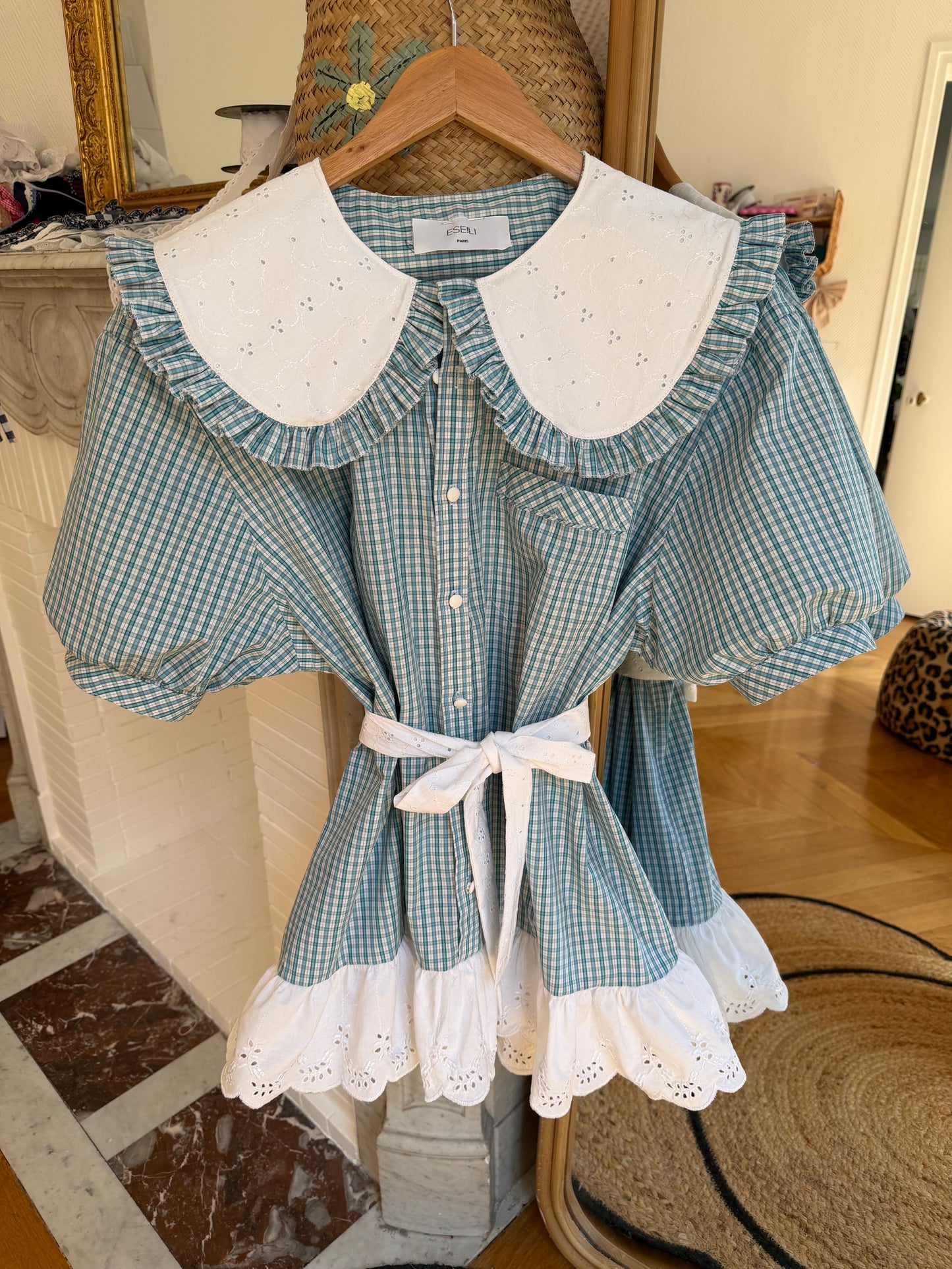Robe babydoll à carreaux et broderie