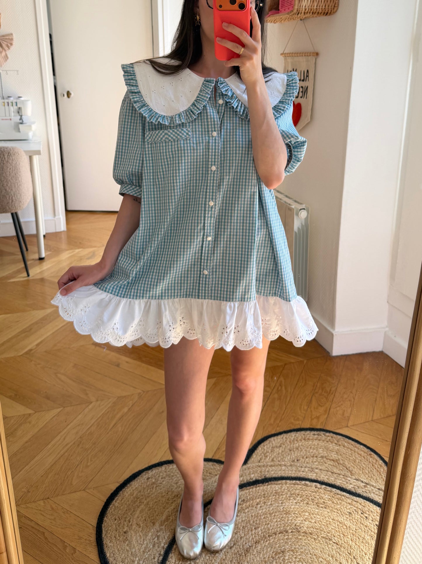 Robe babydoll à carreaux et broderie