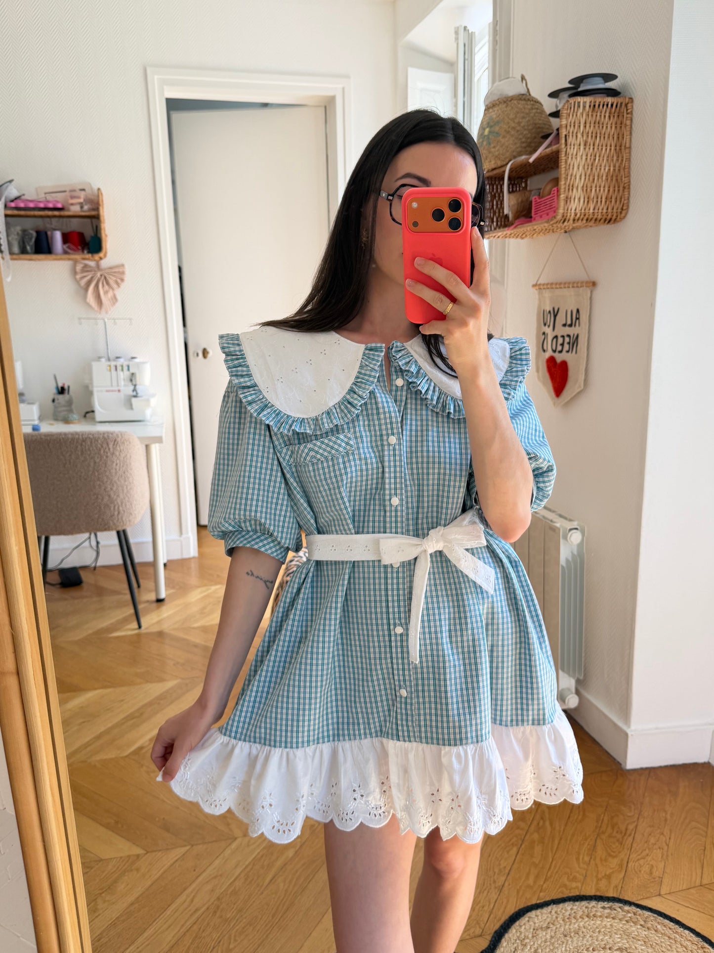 Robe babydoll à carreaux et broderie