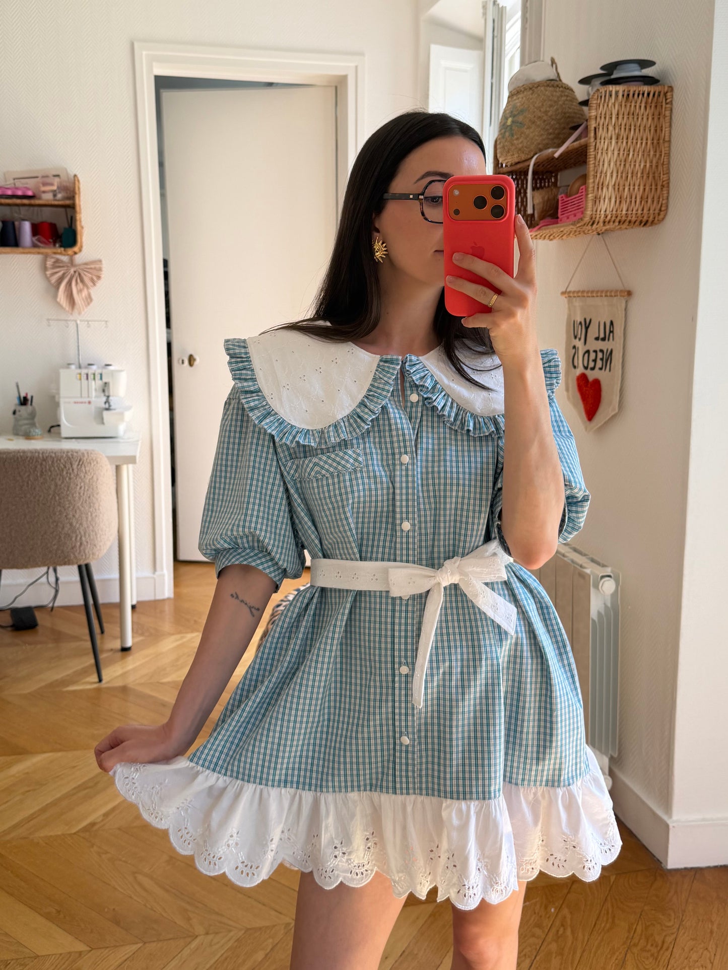 Robe babydoll à carreaux et broderie