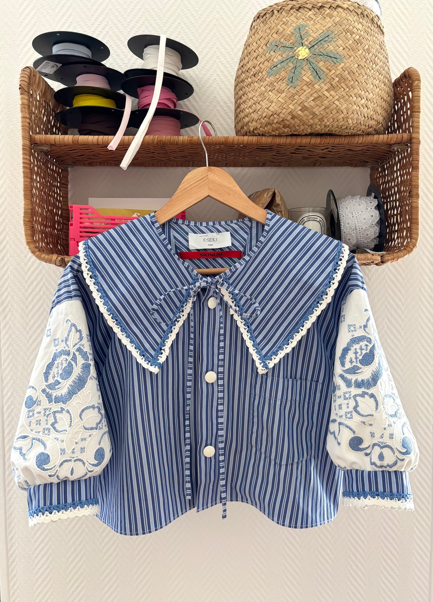 Blouse crop col XL et broderie bleu/blanc