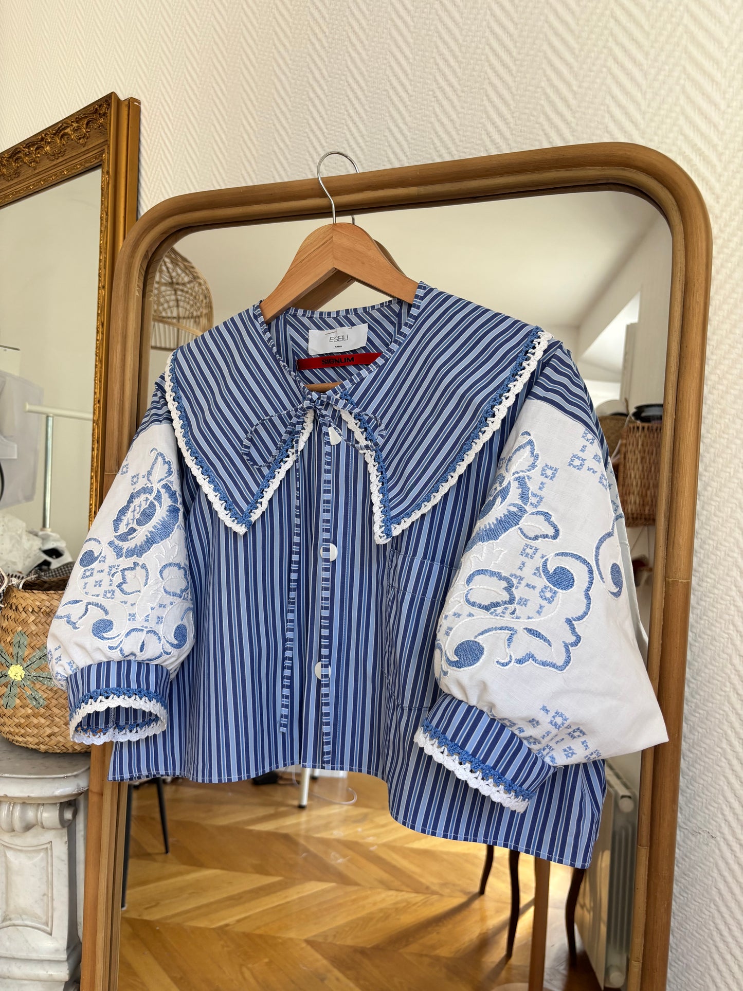 Blouse crop col XL et broderie bleu/blanc