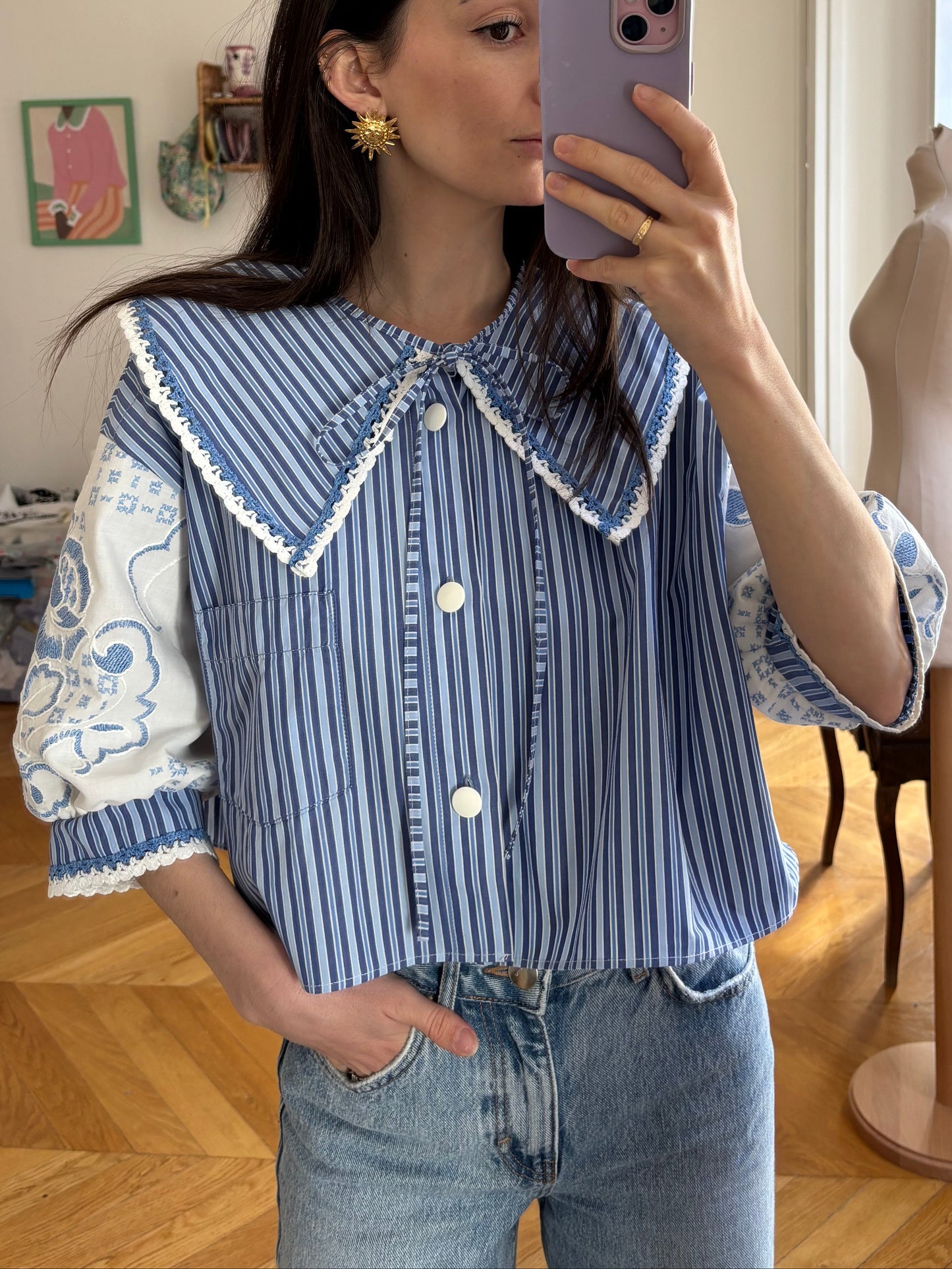 Blouse crop col XL et broderie bleu/blanc