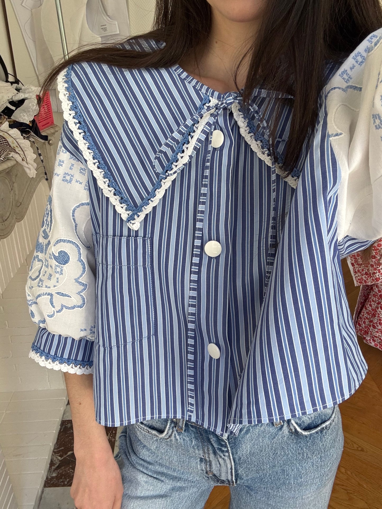 Blouse crop col XL et broderie bleu/blanc