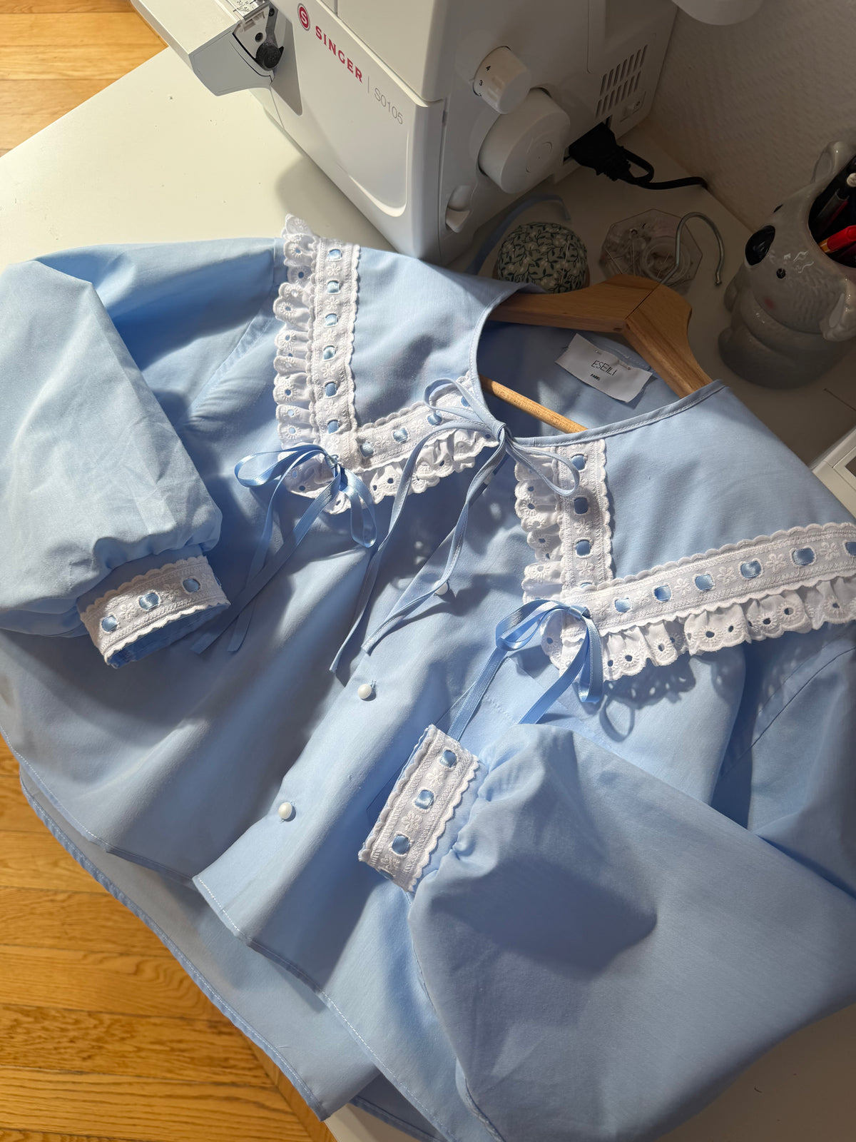 Blouse bleue col XL à rubans