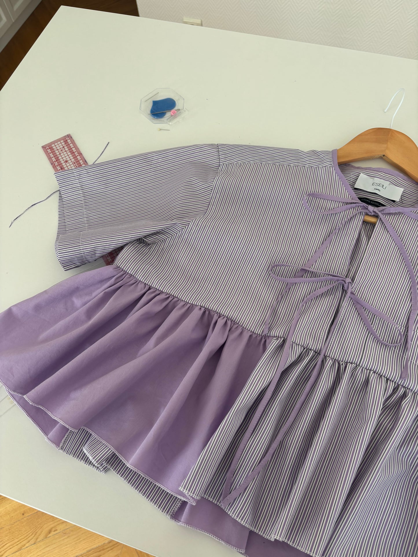 Blouse à noeuds et volants lila