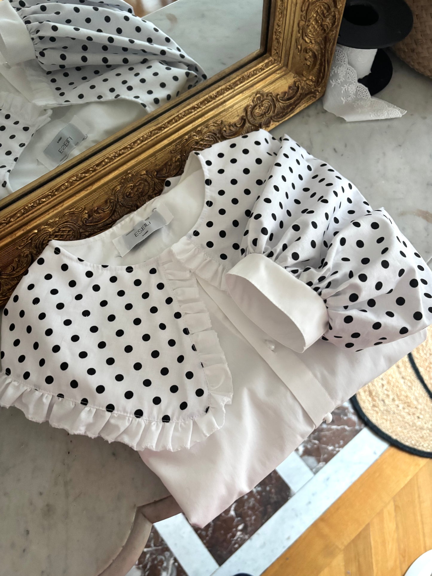 Blouse col XL et manches bouffantes à pois
