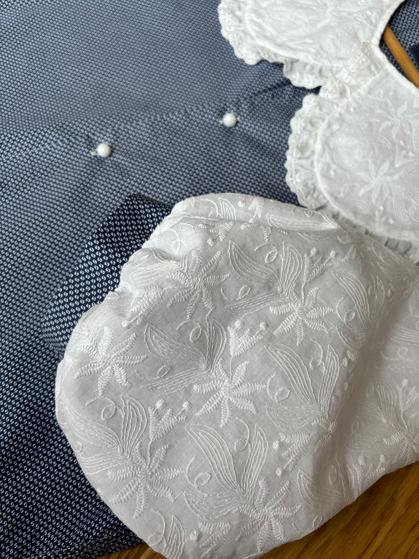 Solange Col XL bleu marine à broderie anglaise