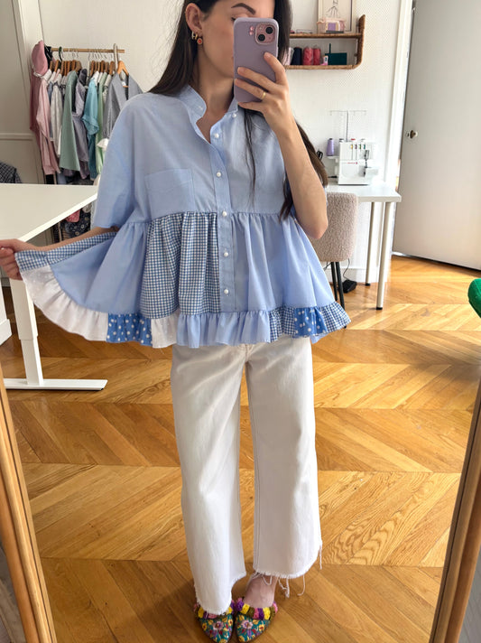 Blouse à volant bleue