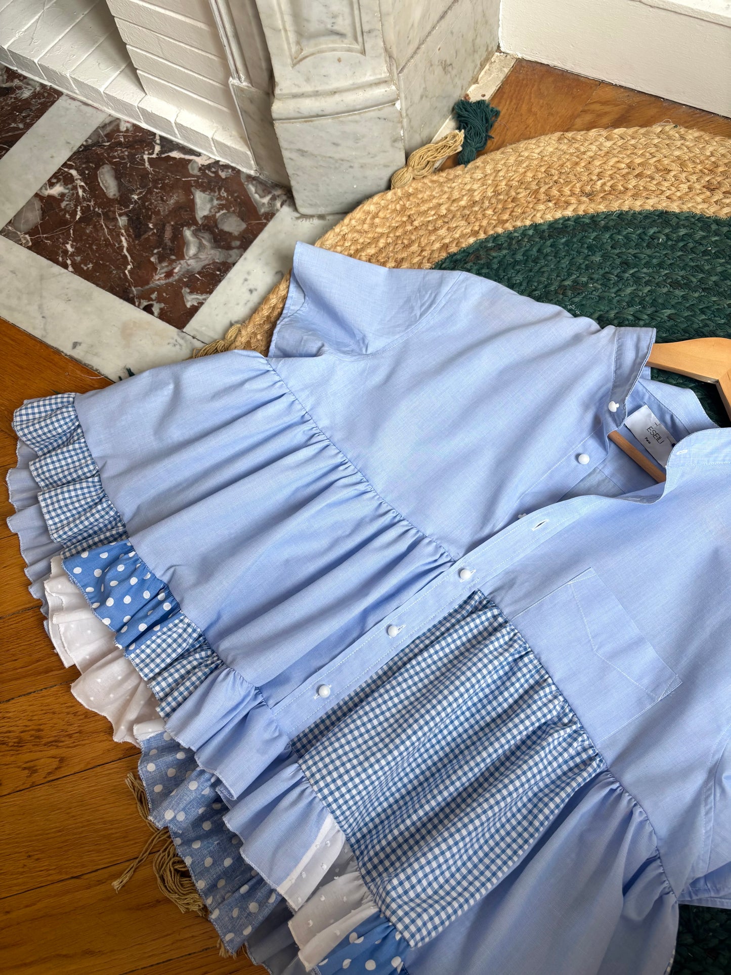 Blouse à volant bleue