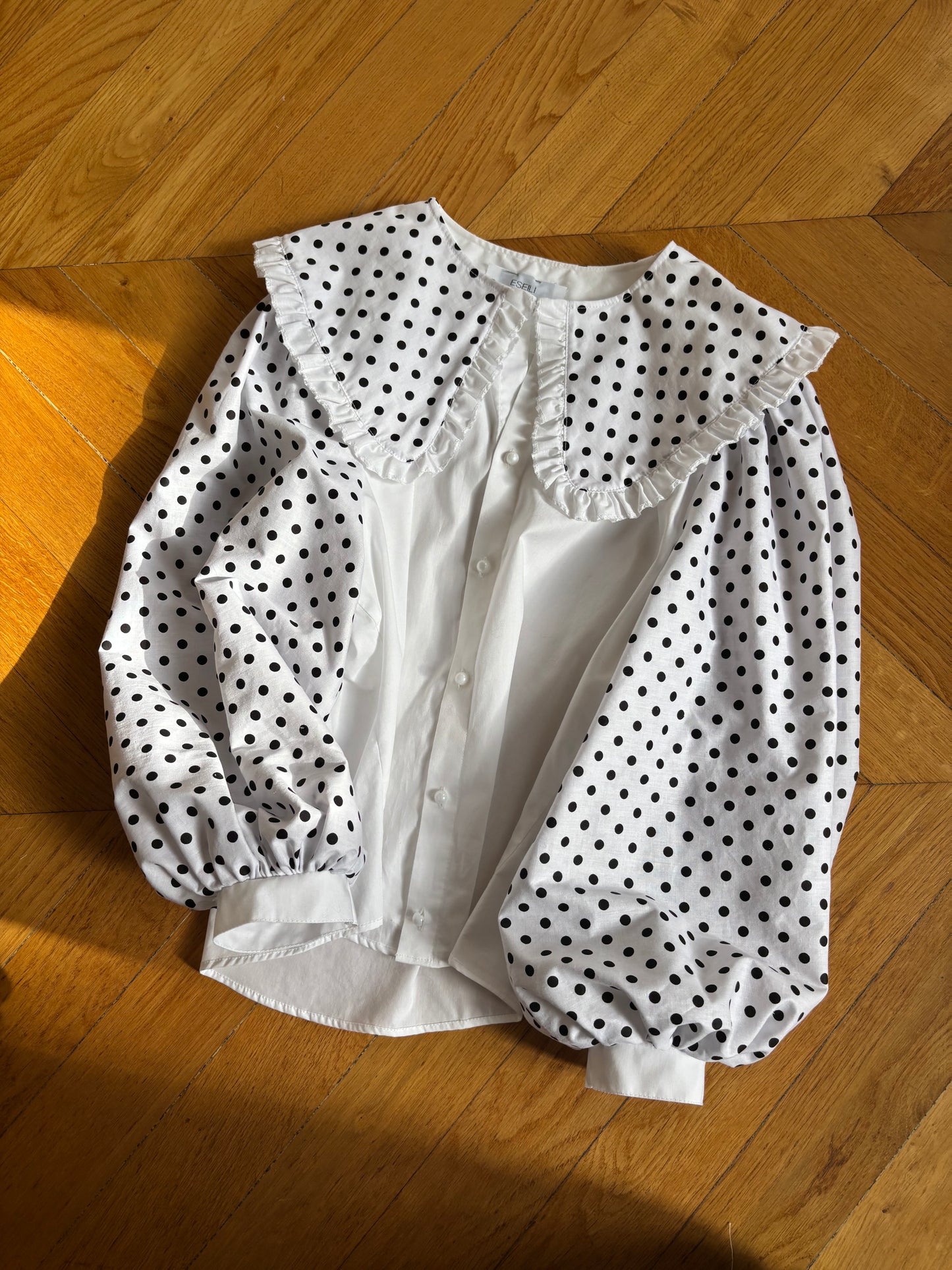 Blouse col XL et manches bouffantes à pois