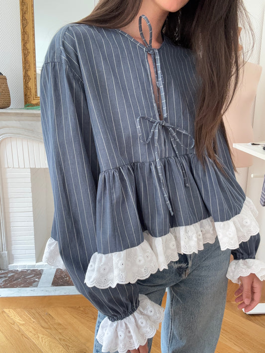 Blouse à noeuds et volant rayée