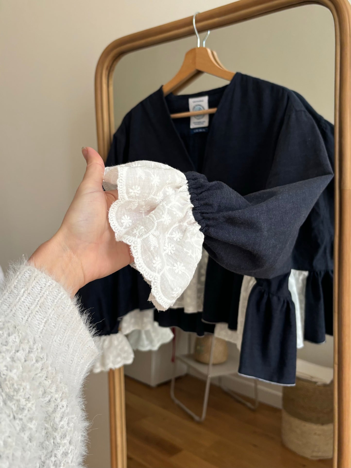 Solange col V bleu nuit et broderie anglaise