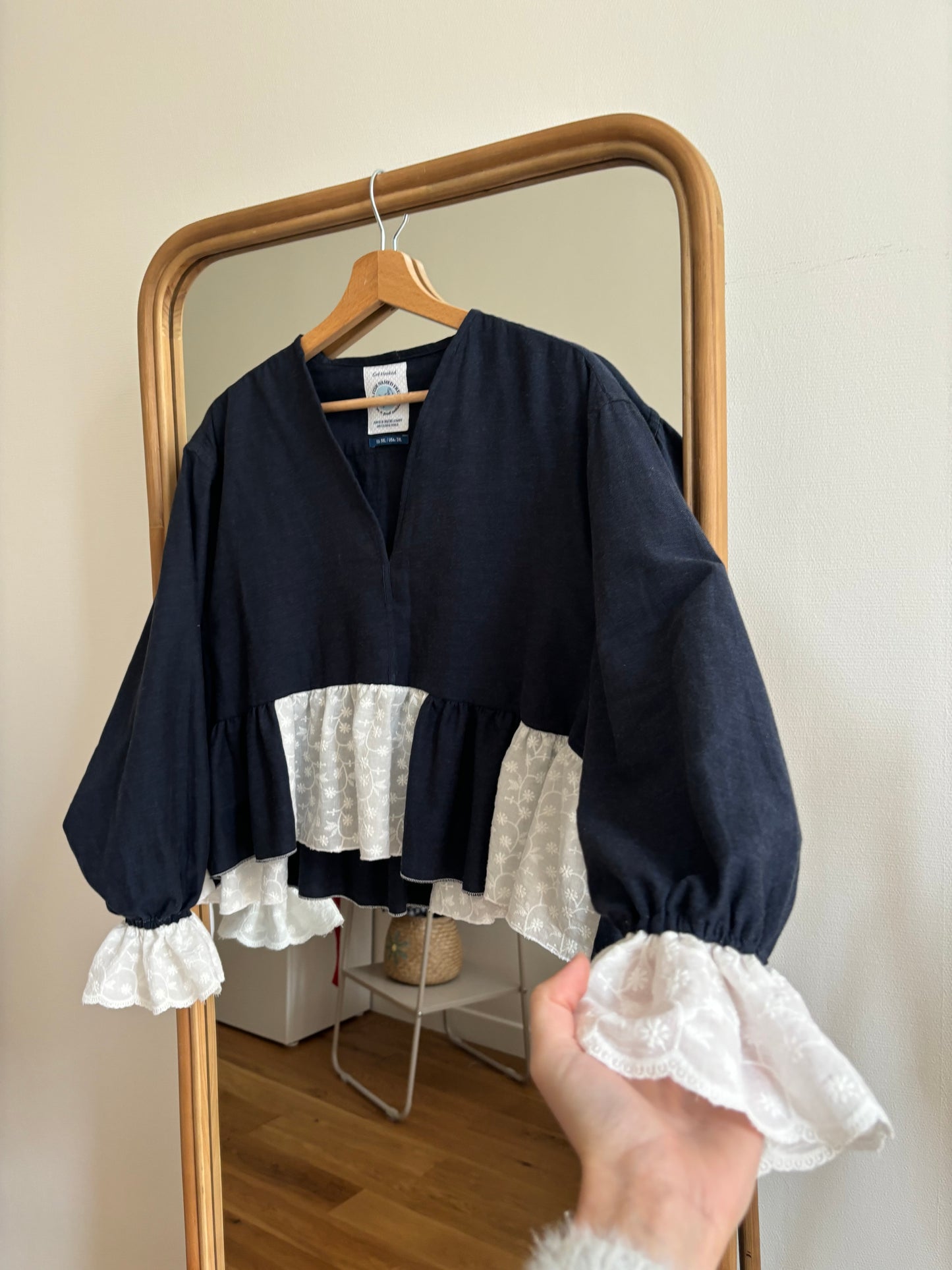 Solange col V bleu nuit et broderie anglaise