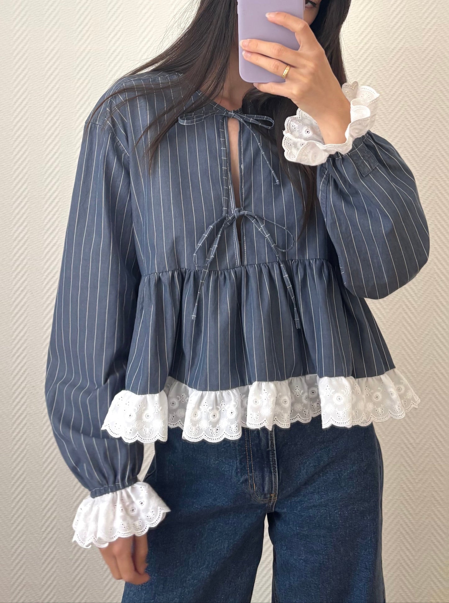 Blouse à noeuds et volant rayée